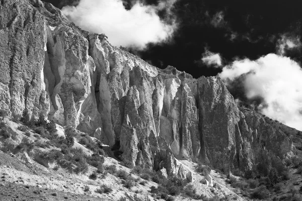 Les contreforts des Pamirs au Tadjikistan En noir et blanc — Photo