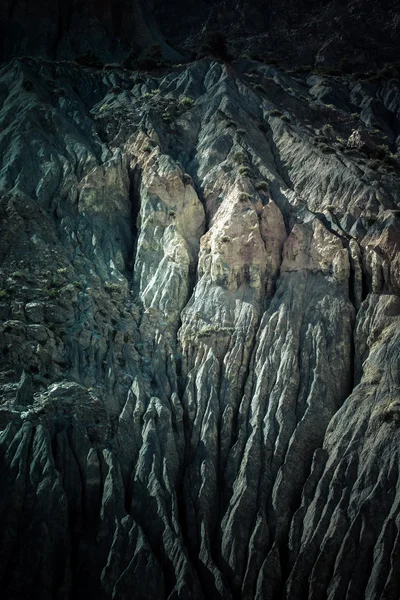 Paisagem montanhosa em montanhas de fann, Tajiquistão. rocha intemperizada — Fotografia de Stock