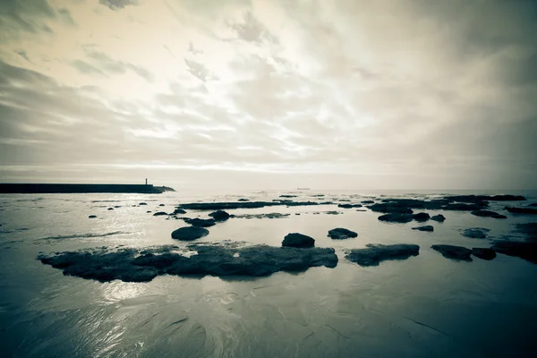 Côte atlantique spectaculaire à marée basse. Teinté — Photo