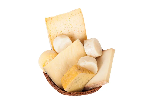Farklı peynir ve bir demet maydanoz bir hasır baske yalan — Stok fotoğraf