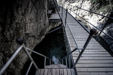 Sapadere Kanyonu ve şelale çapraz geçiş yapmak için yeni yolun. Alanya,