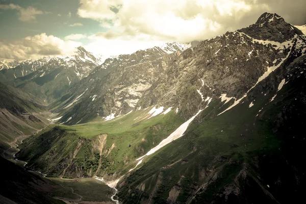 Проходите с ледником и зеленой травой. Горы Фанн. Таджикская — стоковое фото