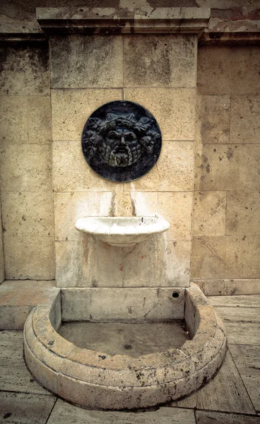 Старі розбиті питною фонтанчик в іспанському місті — стокове фото