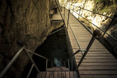 Sapadere Kanyonu ve şelale çapraz geçiş yapmak için yeni yolun. Alanya,