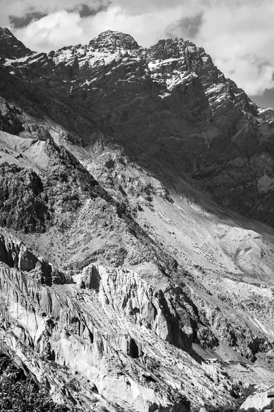 Pés dos Pamir no Tajiquistão Em cores preto e branco — Fotografia de Stock