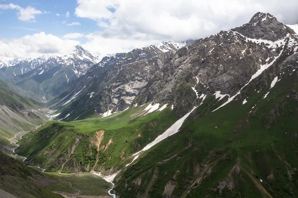 Passer avec le glacier et l'herbe verte. Montagnes Fann. Tadjikistan — Photo