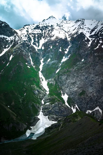 Passo di montagna con ghiacciaio ed erba verde. Montagne Fann . — Foto Stock