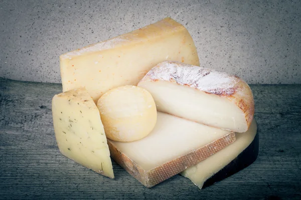 頭と木製 table.tinted のチーズの様々 な作品 — ストック写真