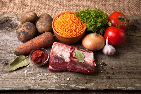 Ingredienti per la zuppa di verdure di tacchino con lenticchie rosse, sdraiato su — Foto Stock