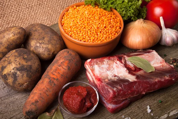Ингредиенты для турецкого овощного супа с красной чечевицей, лежащих на — стоковое фото