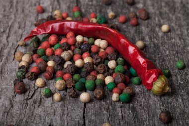 kırmızı sıcak biber ve karabiber eski ahşap masa