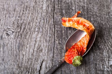 eski ahşap masa üzerinde Almanca gümüş kaşık kırmızı sıcak biber