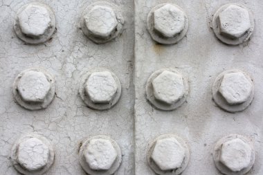 Eski paslı perçin üzerinde büyük paslanmaz çelik plakaları bir tren ve 