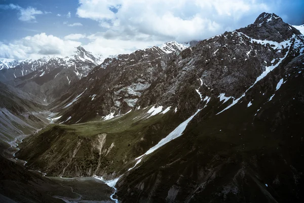 Pase con el glaciar y la hierba verde. Montañas Fann. Tayikista — Foto de Stock