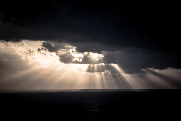 戏剧化的落日在乌云笼罩的天空中掠过大海 — 图库照片