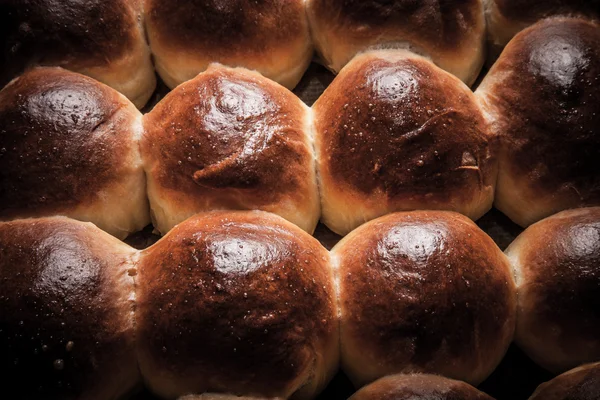 Rollos recién horneados untados con mantequilla de ajo y eneldo. Teñido — Foto de Stock