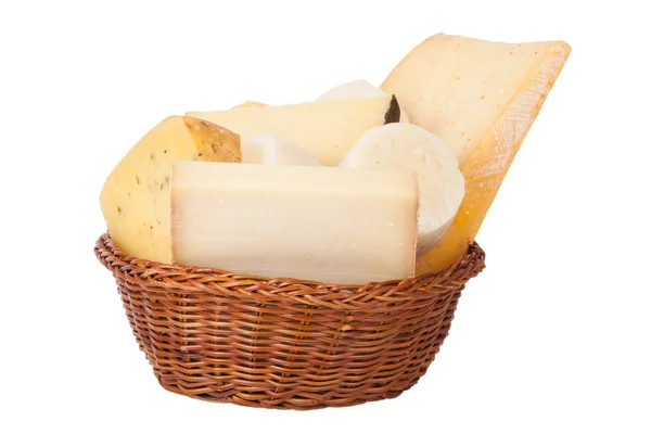 さまざまなチーズ、枝編み細工品 #1285 で横になっているパセリの束 — ストック写真