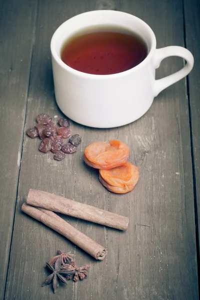 Une tasse de thé sur une vieille table en bois. faible profondeur de champ — Photo