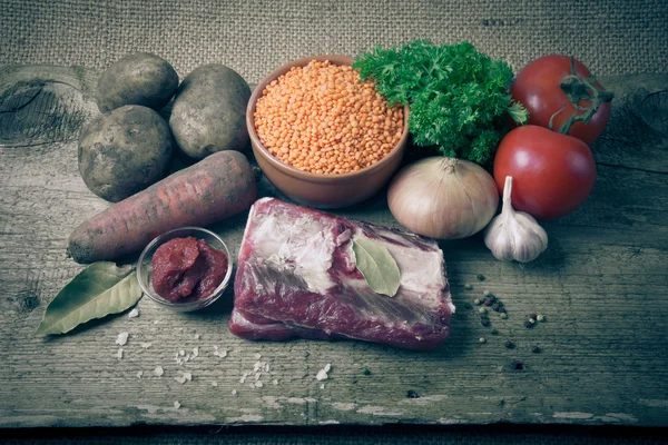 Ingredienti per la zuppa di verdure di tacchino con lenticchie rosse, sdraiato su — Foto Stock
