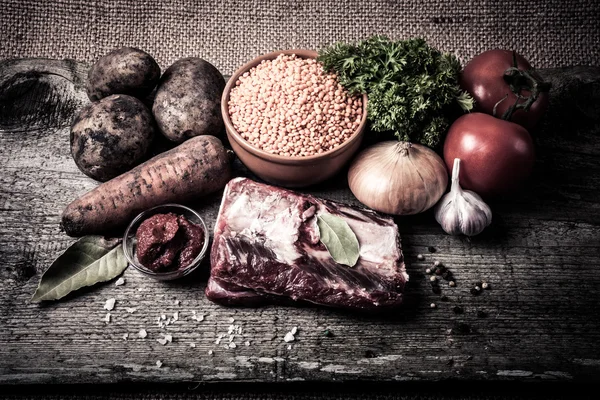 Ingredienti per la zuppa di verdure di tacchino con lenticchie rosse, sdraiato su — Foto Stock