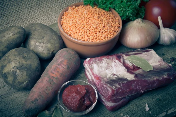 Ингредиенты для турецкого овощного супа с красной чечевицей, лежащих на — стоковое фото