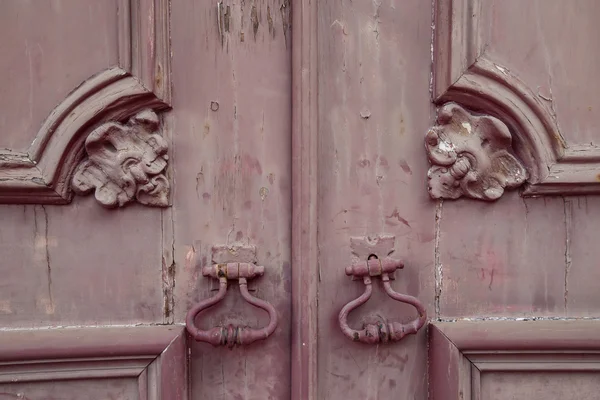 Фрагмент старих дерев'яних дверей з металевою ручкою — стокове фото