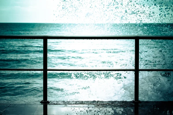 Spray on the waterfront in the storm — Stock Photo, Image
