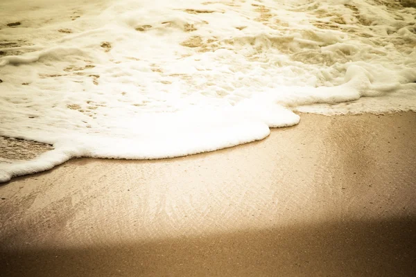 Sanfte Welle des Meeres am Sandstrand — Stockfoto