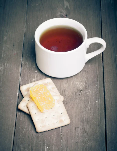 Cup of tea on an old wooden table. small depth of field — Stock Photo, Image