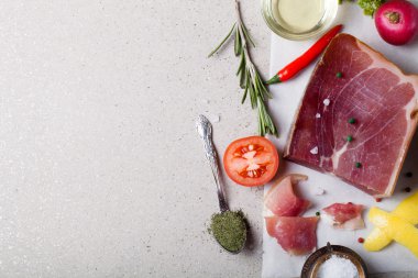 Stillife jamon te yeri olan mermer masada bir parça ile
