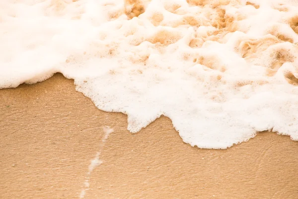 Delikatna fala morza na piaszczystej plaży — Zdjęcie stockowe