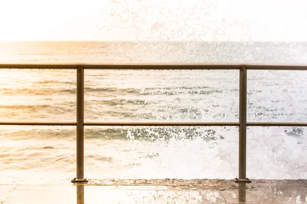 Vaporiser sur le front de mer dans la tempête — Photo