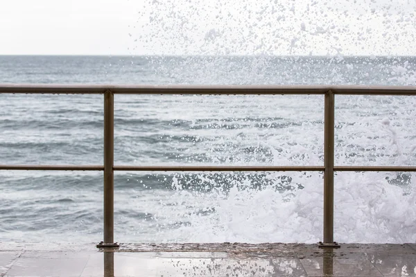 在暴风雨中海滨上喷 — 图库照片