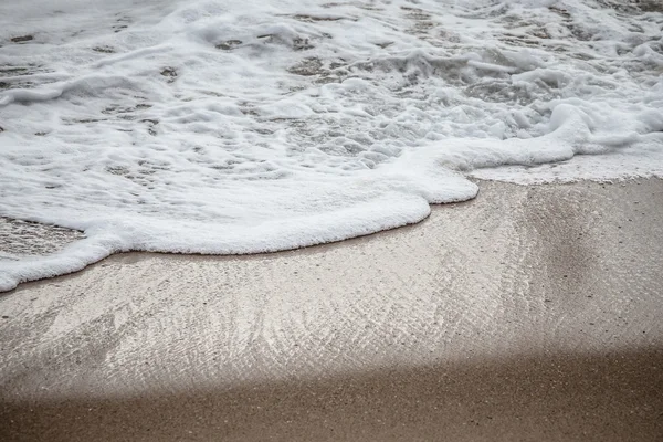 Ola suave del mar en la playa de arena —  Fotos de Stock