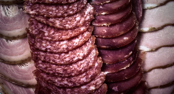 Lo sfondo - dettaglio di salame affettato. colorato — Foto Stock