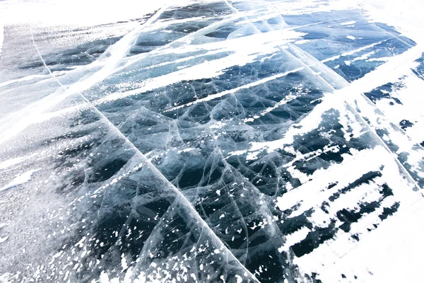 Vue de beaux dessins sur glace à partir de fissures et bulles de dee — Photo