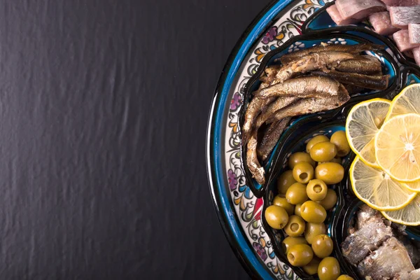 Diverse fisk på en skylt på en mörk bakgrund. Med plats för te — Stockfoto