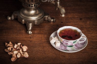 Geleneksel Rus çayı. Samovar, simit ve kurutulmuş elma.