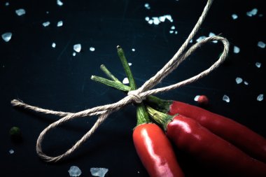üç ile ilgili bir yazı tahtası üzerinde kırmızı biber sicim. Boşlukla 