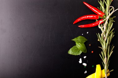 Otlar ve baharatlar. fesleğen, kırmızı biber, tuz ve biberiye bir blac üzerinde