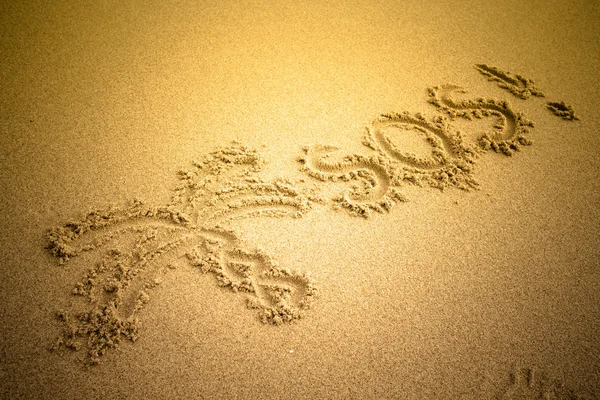 S.o.s im sand.beach Hintergrund geschrieben. Ansicht von oben. getönt — Stockfoto