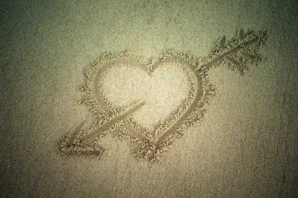 Heart drawn in the sand. Beach background. Top view. Tinted — Stock Photo, Image