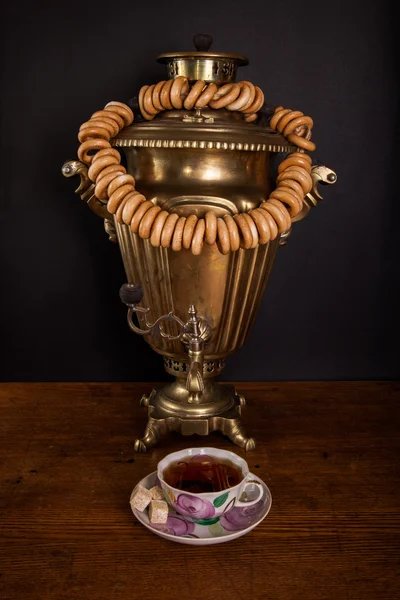 Chá tradicional russo. Samovar e pendurá-lo no saco do ligamento — Fotografia de Stock