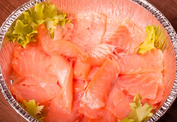 Нарезанный лосось в миске с лимоном. тонированные — стоковое фото