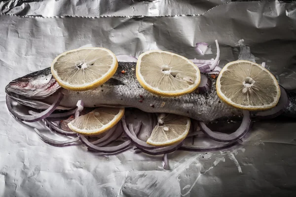 Peixe preparado para assar na folha com limão e cebola — Fotografia de Stock