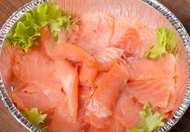 bir kapta limon ile koydu somon dilimlenmiş. renkli