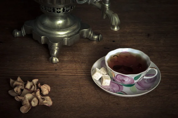 Geleneksel Rus çayı. Samovar, simit ve kurutulmuş elma.