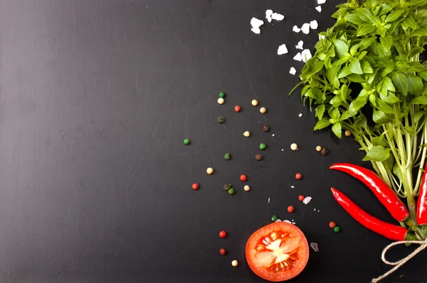 Byliny a koření. bazalka, červená paprika, sůl a rozmarýnem na blac — Stock fotografie