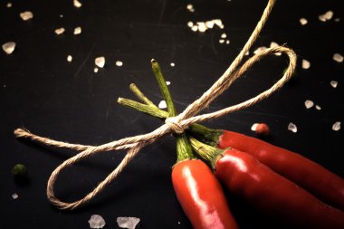 üç ile ilgili bir yazı tahtası üzerinde kırmızı biber sicim. Boşlukla 
