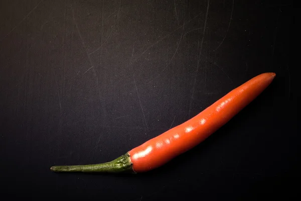 Peperoncino rosso piccante sulla lavagna. Con spazio per il testo. tinta — Foto Stock